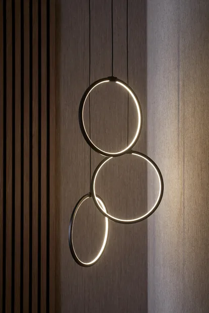 HALO LAMPE M. 3 SVÆVENDE LYSRINGE I LED MAT SORT Vordingborg HALO LAMPE M. 3 SVÆVENDE LYSRINGE I LED MAT SORT 1